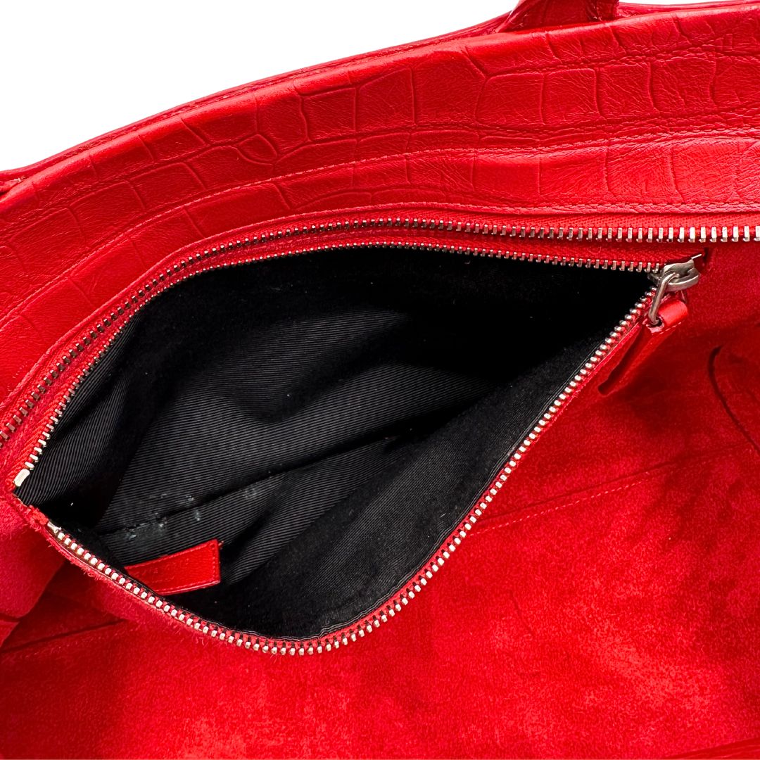 interno Borsa Saint Laurent in pelle cocco rossa con parti metalliche argentate: munita di doppi manici stondati e una tracolla amovibile e regolabile. Completa di dustbag, di lusso, originale, ottime condizioni. 