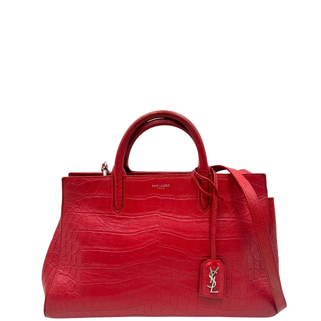 front Borsa Saint Laurent in pelle cocco rossa con parti metalliche argentate: munita di doppi manici stondati e una tracolla amovibile e regolabile. Completa di dustbag, di lusso, originale, ottime condizioni. 