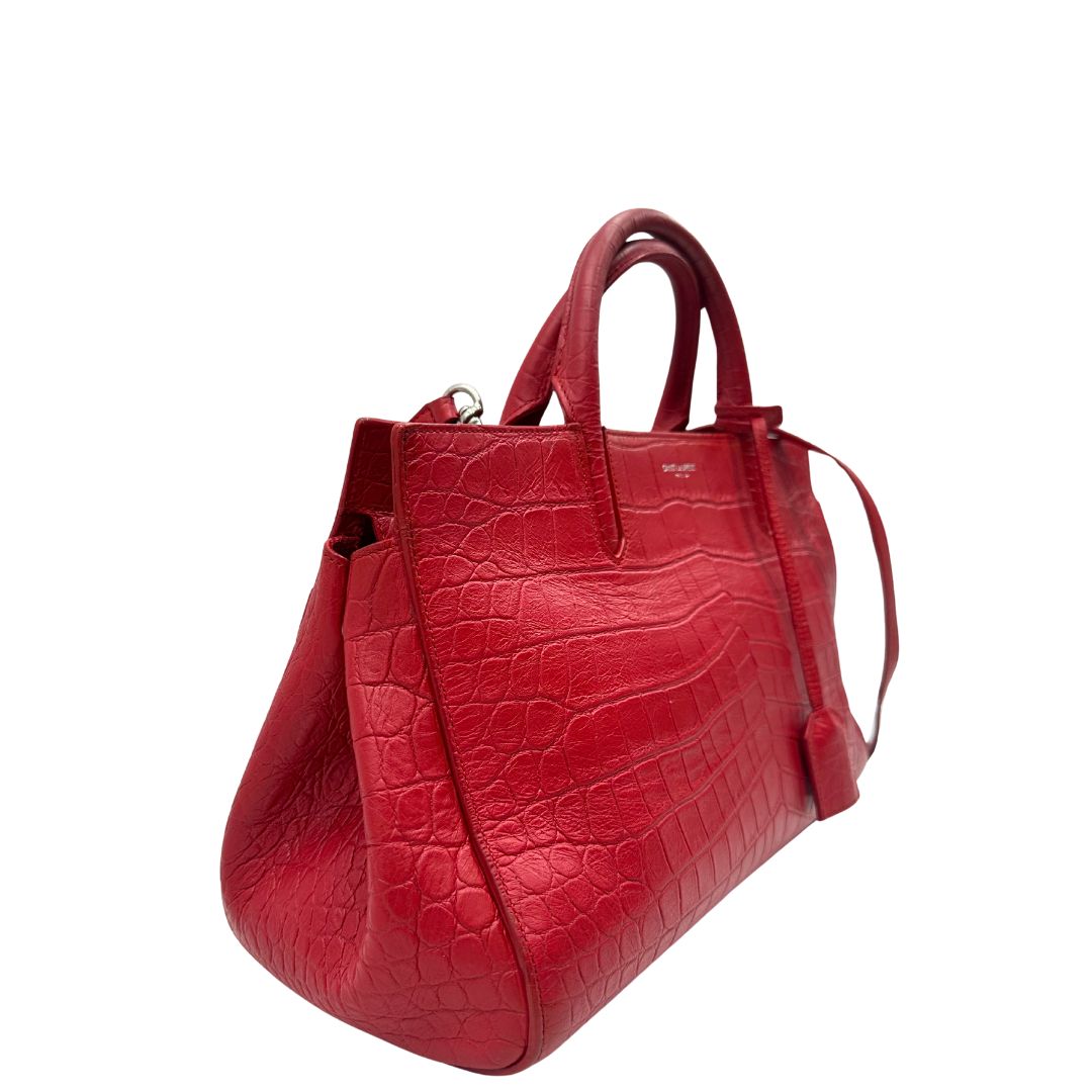 lato Borsa Saint Laurent in pelle cocco rossa con parti metalliche argentate: munita di doppi manici stondati e una tracolla amovibile e regolabile. Completa di dustbag, di lusso, originale, ottime condizioni. 