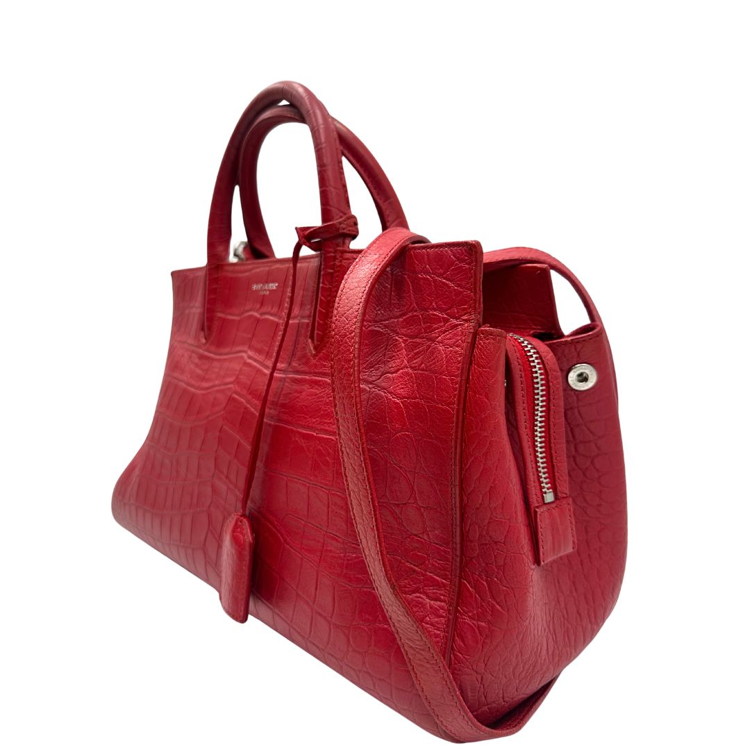 lato Borsa Saint Laurent in pelle cocco rossa con parti metalliche argentate: munita di doppi manici stondati e una tracolla amovibile e regolabile. Completa di dustbag, di lusso, originale, ottime condizioni. 