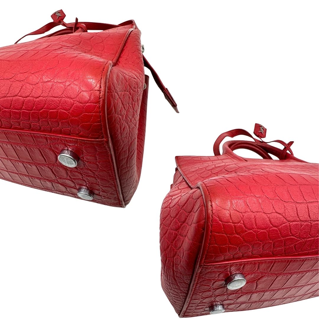 angoli Borsa Saint Laurent in pelle cocco rossa con parti metalliche argentate: munita di doppi manici stondati e una tracolla amovibile e regolabile. Completa di dustbag, di lusso, originale, ottime condizioni.