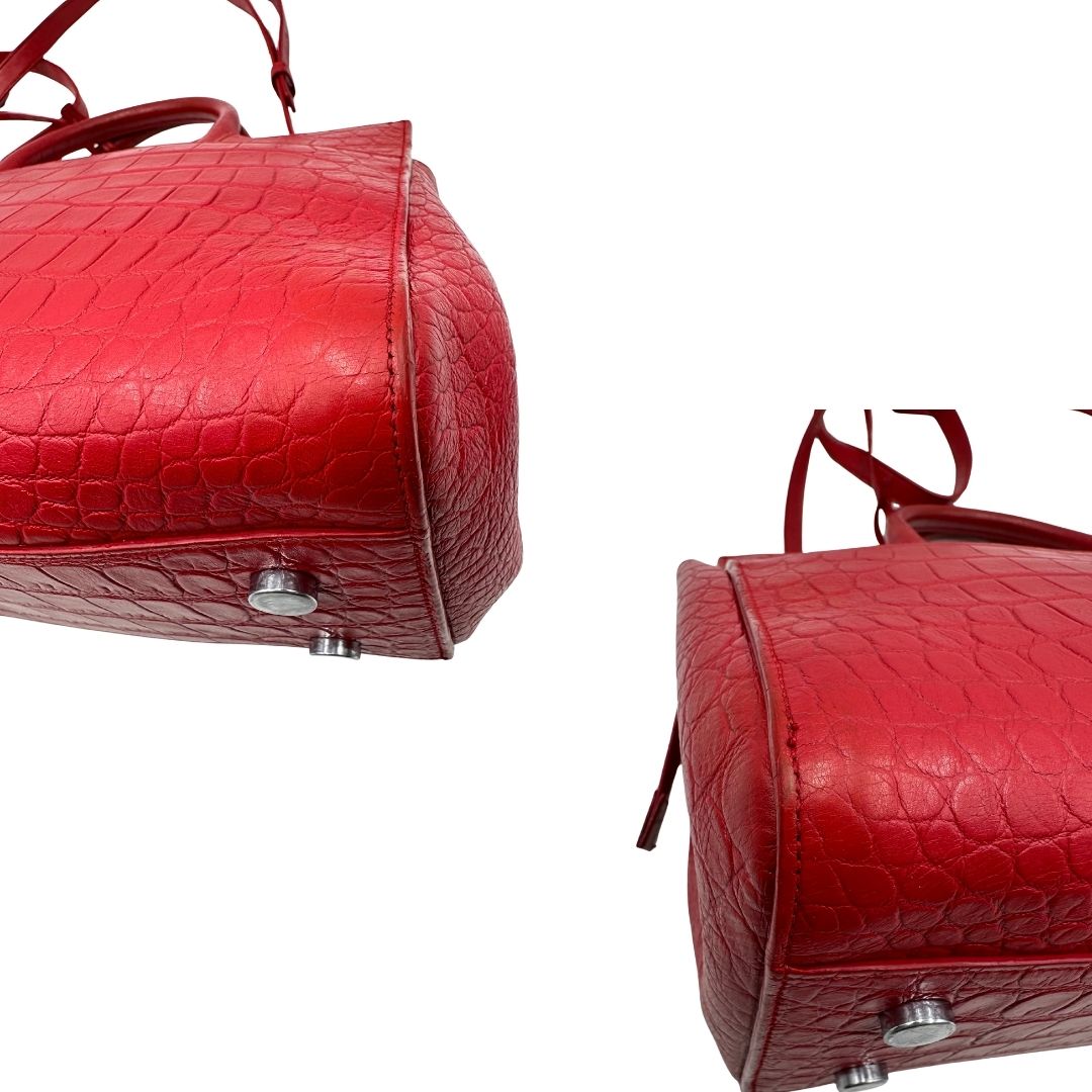 angoli Borsa Saint Laurent in pelle cocco rossa con parti metalliche argentate: munita di doppi manici stondati e una tracolla amovibile e regolabile. Completa di dustbag, di lusso, originale, ottime condizioni. 