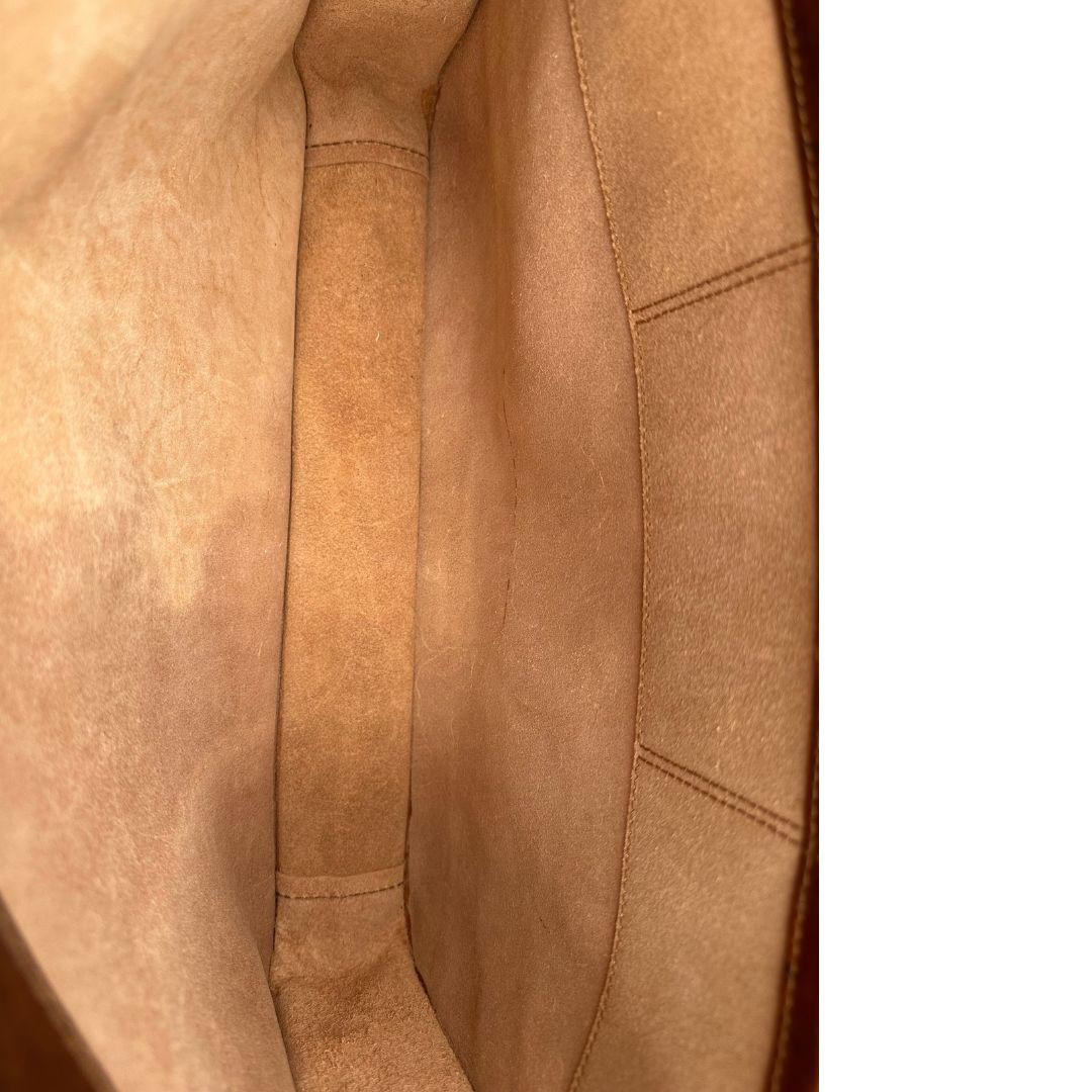 interno  Cartella The Bridge in cuoio marrone con parti metalliche oro anticato; dotata di manico, una tracolla regolabile e amovibile e una clochette portachiavi, di lusso, originale, ottime condizioni, usata. 