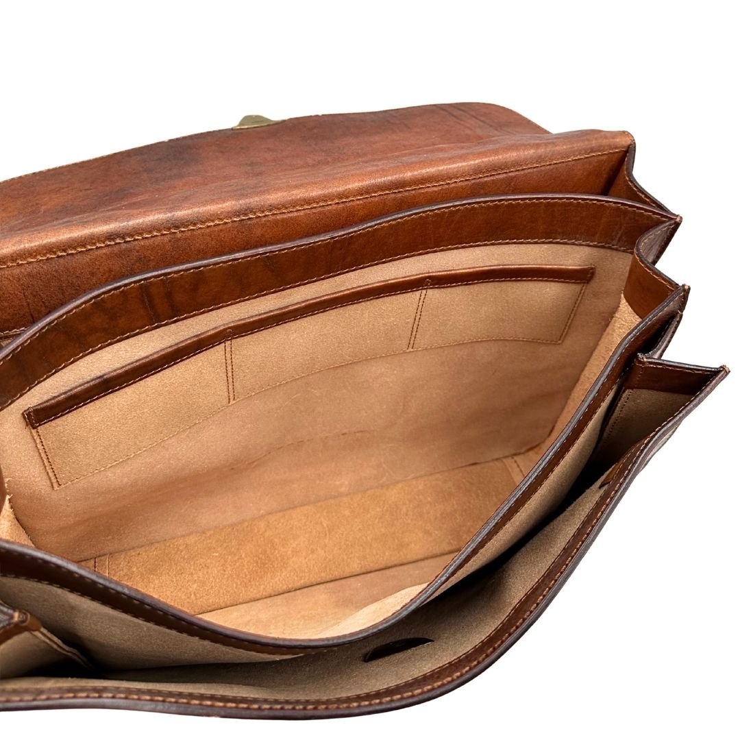 interno  Cartella The Bridge in cuoio marrone con parti metalliche oro anticato; dotata di manico, una tracolla regolabile e amovibile e una clochette portachiavi, di lusso, originale, ottime condizioni, usata. 