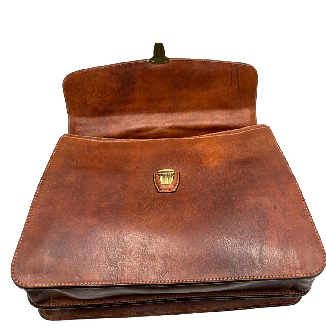 interno  Cartella The Bridge in cuoio marrone con parti metalliche oro anticato; dotata di manico, una tracolla regolabile e amovibile e una clochette portachiavi, di lusso, originale, ottime condizioni, usata. 