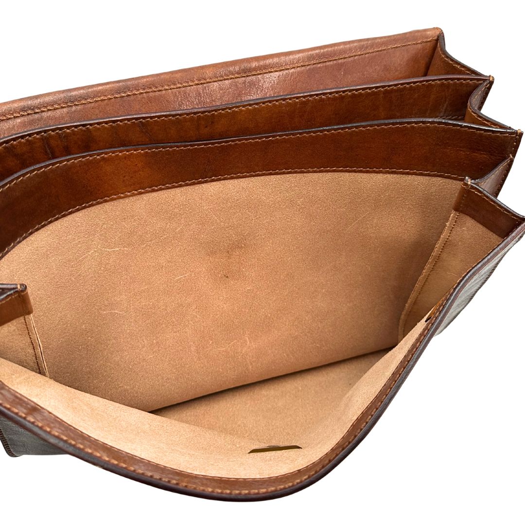 interno  Cartella The Bridge in cuoio marrone con parti metalliche oro anticato; dotata di manico, una tracolla regolabile e amovibile e una clochette portachiavi, di lusso, originale, ottime condizioni, usata. 