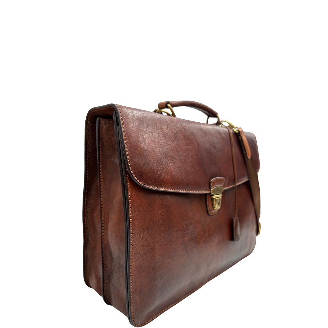 lato cartella The Bridge in cuoio marrone con parti metalliche oro anticato; dotata di manico, una tracolla regolabile e amovibile e una clochette portachiavi, di lusso, originale, ottime condizioni, usata.