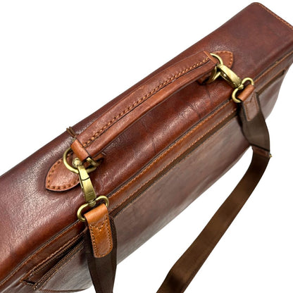 manico  Cartella The Bridge in cuoio marrone con parti metalliche oro anticato; dotata di manico, una tracolla regolabile e amovibile e una clochette portachiavi, di lusso, originale, ottime condizioni, usata. 