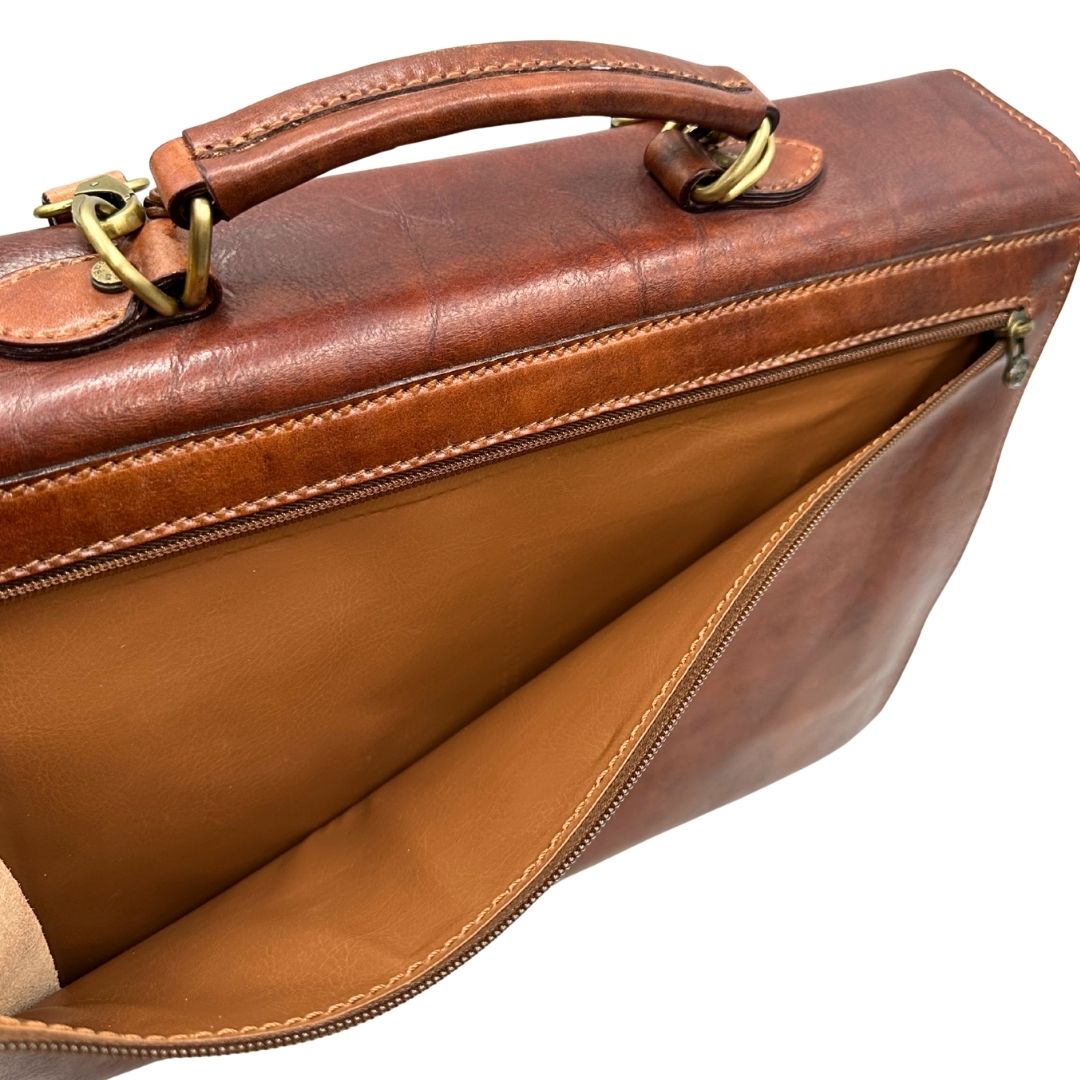 interno  Cartella The Bridge in cuoio marrone con parti metalliche oro anticato; dotata di manico, una tracolla regolabile e amovibile e una clochette portachiavi, di lusso, originale, ottime condizioni, usata. 