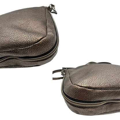 angoli Borsa Hogan in pelle color bronzo e parti metalliche argento anticato; munita di un manico singolo e una tracolla amovibile e regolabile. Completa di dustbag, di lusso, originale.