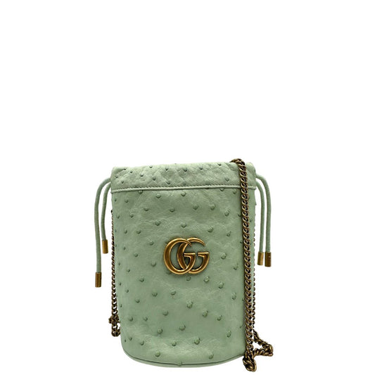 front Borsa Gucci in pelle color verde menta in pelle trama struzzo con parti metalliche color oro anticato; munita di una tracolla in catena. Completa di dustbag, di lusso, originale, ottime condizioni. 