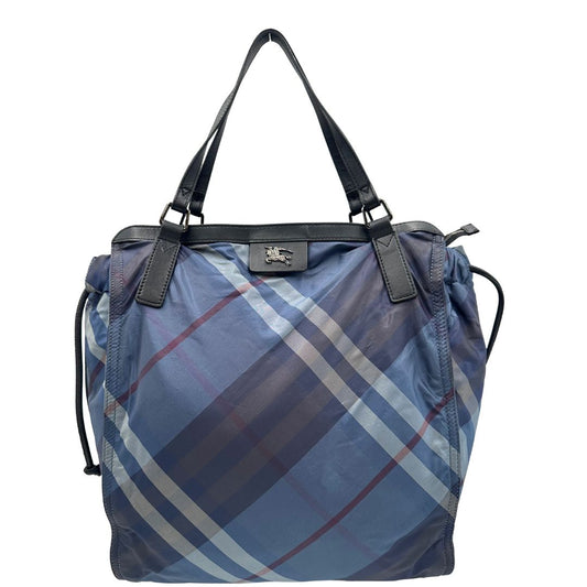 Front di una Borsa Burberry in tessuto nylon blu con trama tartan nei toni del blu e del viola, con finiture in pelle nera e parti metalliche effetto renio. Indossabile a spalla. Originale, usata, di lusso, in ottime condizioni.