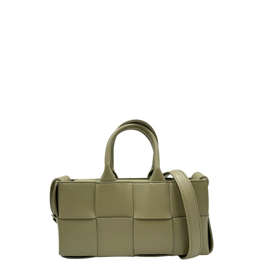 front Borsa Bottega Veneta in pelle color verde pallido con parti metalliche dorate; munita di doppi manici stondati e una tracolla regolabile. Completa di dustbag, di lusso, originale, ottime condizioni. 