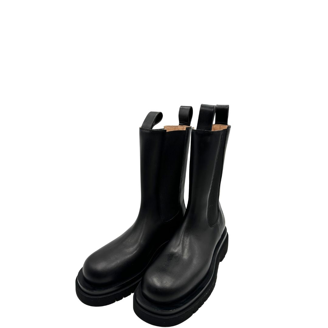 Stivali Bottega Veneta in pelle nera con punta arrotondata e suola chunky in gomma. Completi di corredo, di lusso, originale, ottime condizioni, usate.