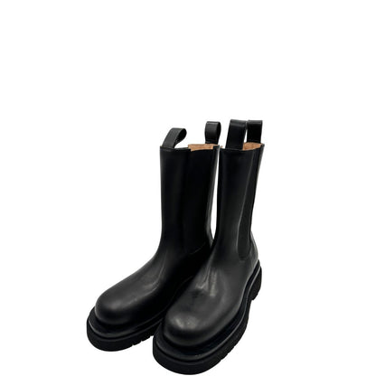 Stivali Bottega Veneta in pelle nera con punta arrotondata e suola chunky in gomma. Completi di corredo, di lusso, originale, ottime condizioni, usate.