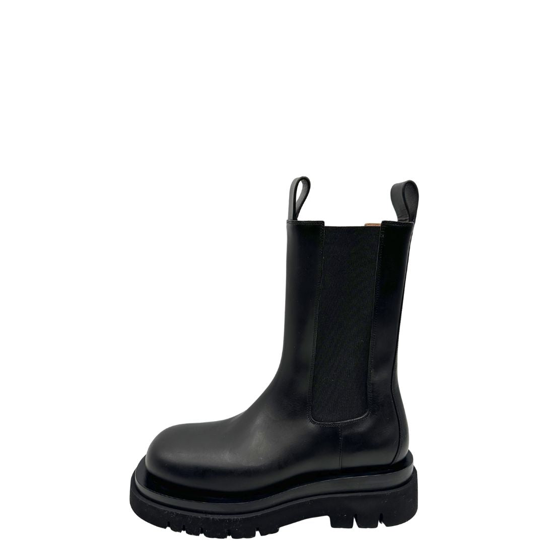 Stivali Bottega Veneta in pelle nera con punta arrotondata e suola chunky in gomma. Completi di corredo, di lusso, originale, ottime condizioni, usate.