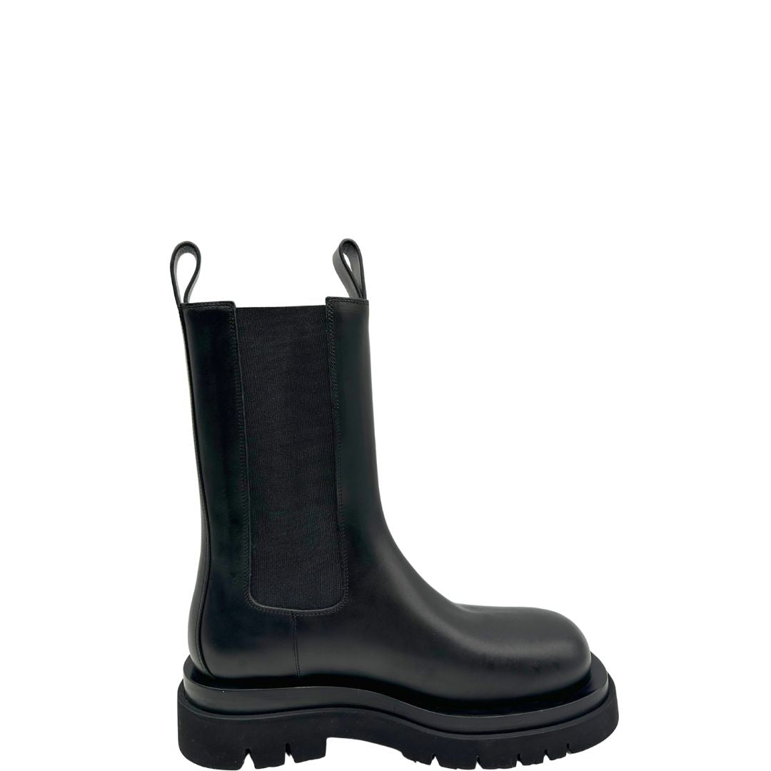 Stivali Bottega Veneta in pelle nera con punta arrotondata e suola chunky in gomma. Completi di corredo, di lusso, originale, ottime condizioni, usate.
