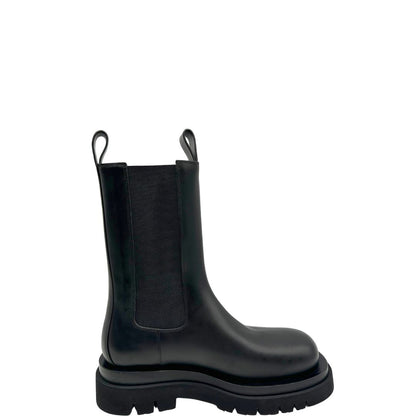 Stivali Bottega Veneta in pelle nera con punta arrotondata e suola chunky in gomma. Completi di corredo, di lusso, originale, ottime condizioni, usate.