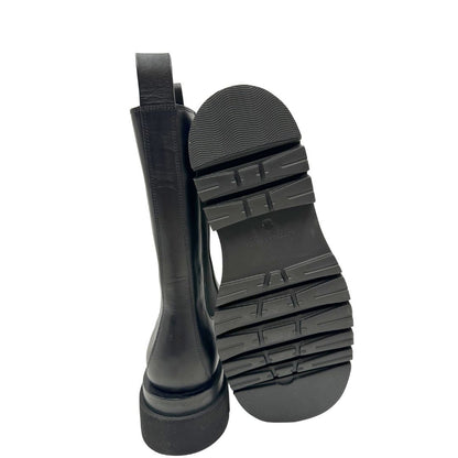 Stivali Bottega Veneta in pelle nera con punta arrotondata e suola chunky in gomma. Completi di corredo, di lusso, originale, ottime condizioni, usate.