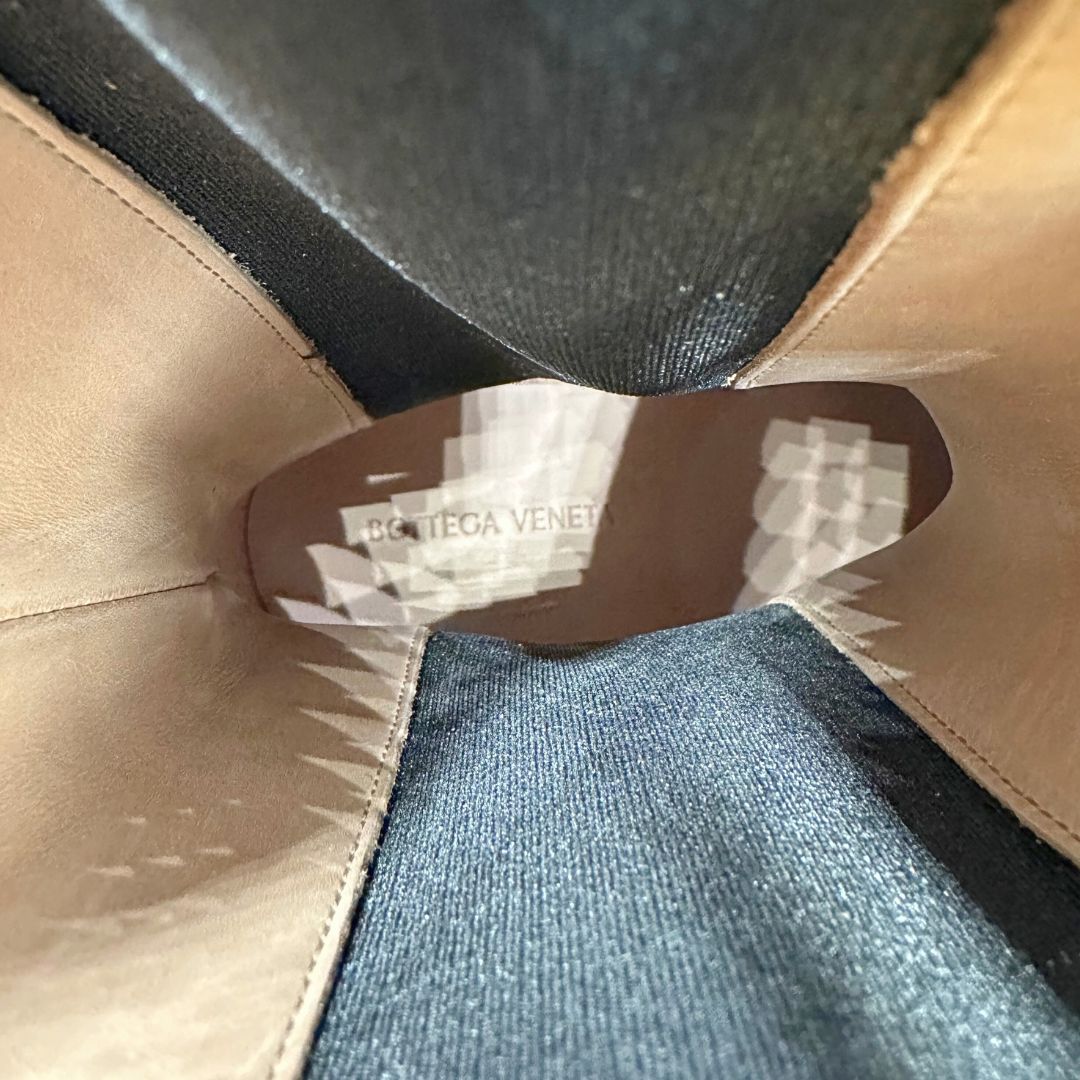 Stivali Bottega Veneta in pelle nera con punta arrotondata e suola chunky in gomma. Completi di corredo, di lusso, originale, ottime condizioni, usate.