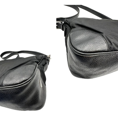 Angoli di una Borsa Prada in nylon nero con parti metalliche argentate e dettagli in pelle tono su tono. Munita di una tracolla regolabile con fibbie, rifinita con logo triangolare sul lato destro. Originale, usata, di lusso, in condizioni buone.