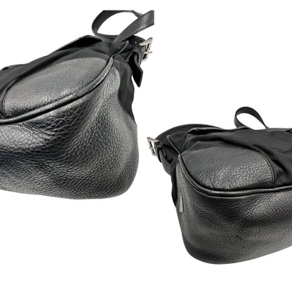 Angoli di una  Borsa Prada in nylon nero con parti metalliche argentate e dettagli in pelle tono su tono. Munita di una tracolla regolabile con fibbie, rifinita con logo triangolare sul lato destro. Originale, usata, di lusso, in condizioni buone.