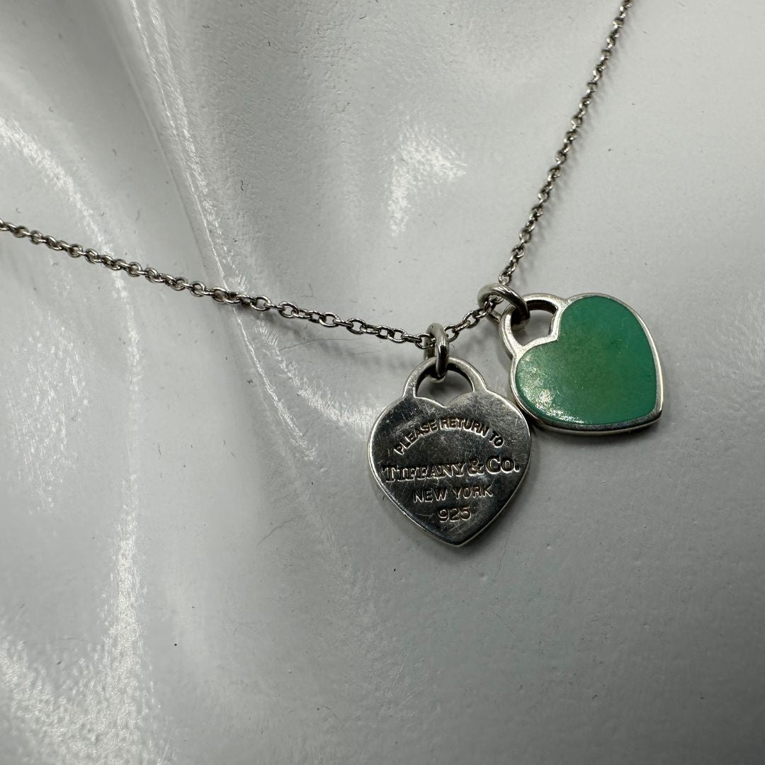 Collana Tiffany&Co. della collezione Return To Tiffany in argento 925 con doppio ciondolo cuore. Completa di scatola e sacchetto, di lusso, originale, ottime condizioni. 