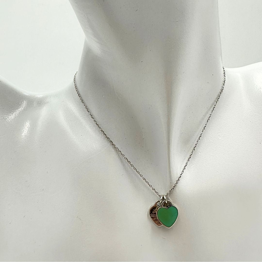 Collana Tiffany&Co. della collezione Return To Tiffany in argento 925 con doppio ciondolo cuore. Completa di scatola e sacchetto, di lusso, originale, ottime condizioni. 