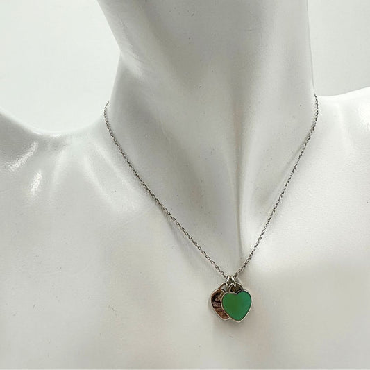 Collana Tiffany&Co. della collezione Return To Tiffany in argento 925 con doppio ciondolo cuore. Completa di scatola e sacchetto, di lusso, originale, ottime condizioni. 