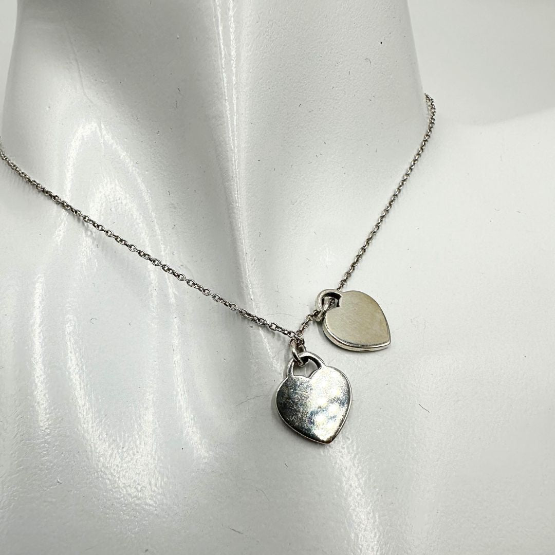 Collana Tiffany&Co. della collezione Return To Tiffany in argento 925 con doppio ciondolo cuore. Completa di scatola e sacchetto, di lusso, originale, ottime condizioni.