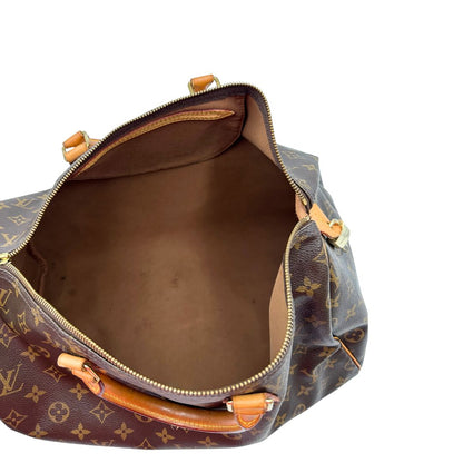 Interno di una Borsa Louis Vuitton in canvas marrone monogram con finiture in vacchetta naturale e parti metalliche dorate; munita di doppi manici stondati. Originale, usato, di lusso, in ottime condizioni.