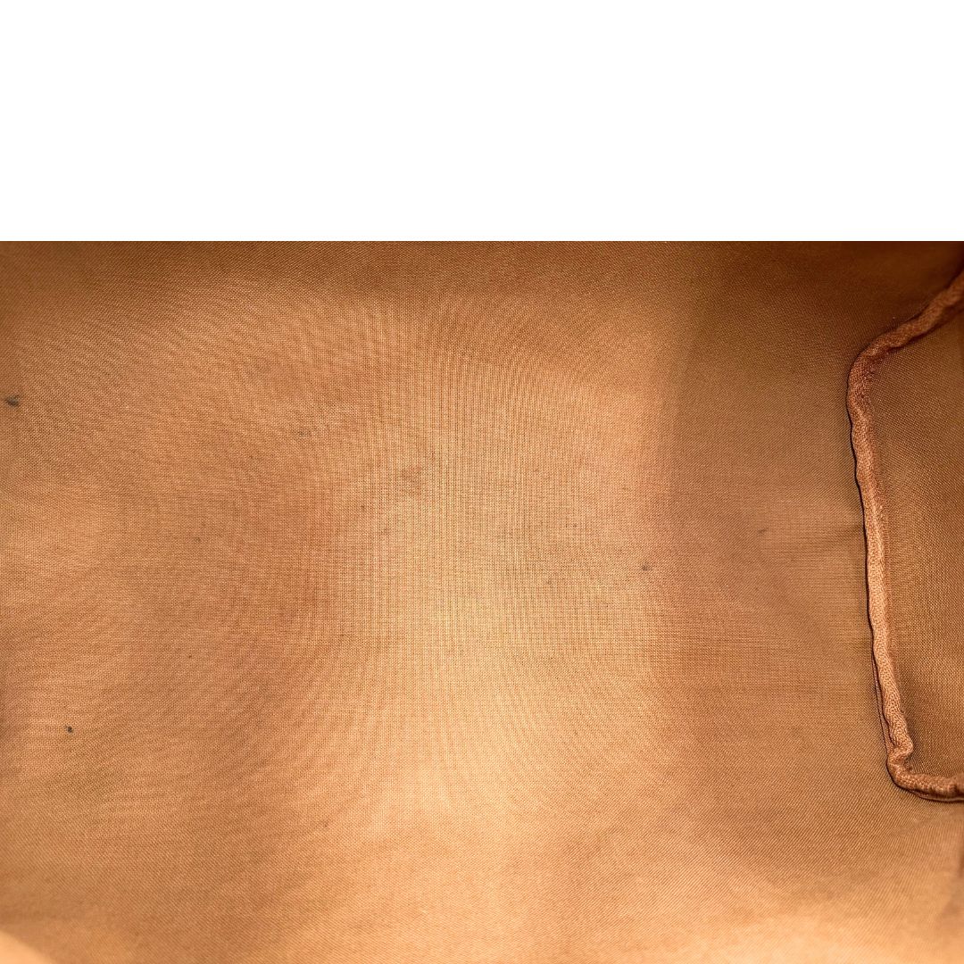 Interno di una Borsa Louis Vuitton in canvas marrone monogram con finiture in vacchetta naturale e parti metalliche dorate; munita di doppi manici stondati. Originale, usato, di lusso, in ottime condizioni.