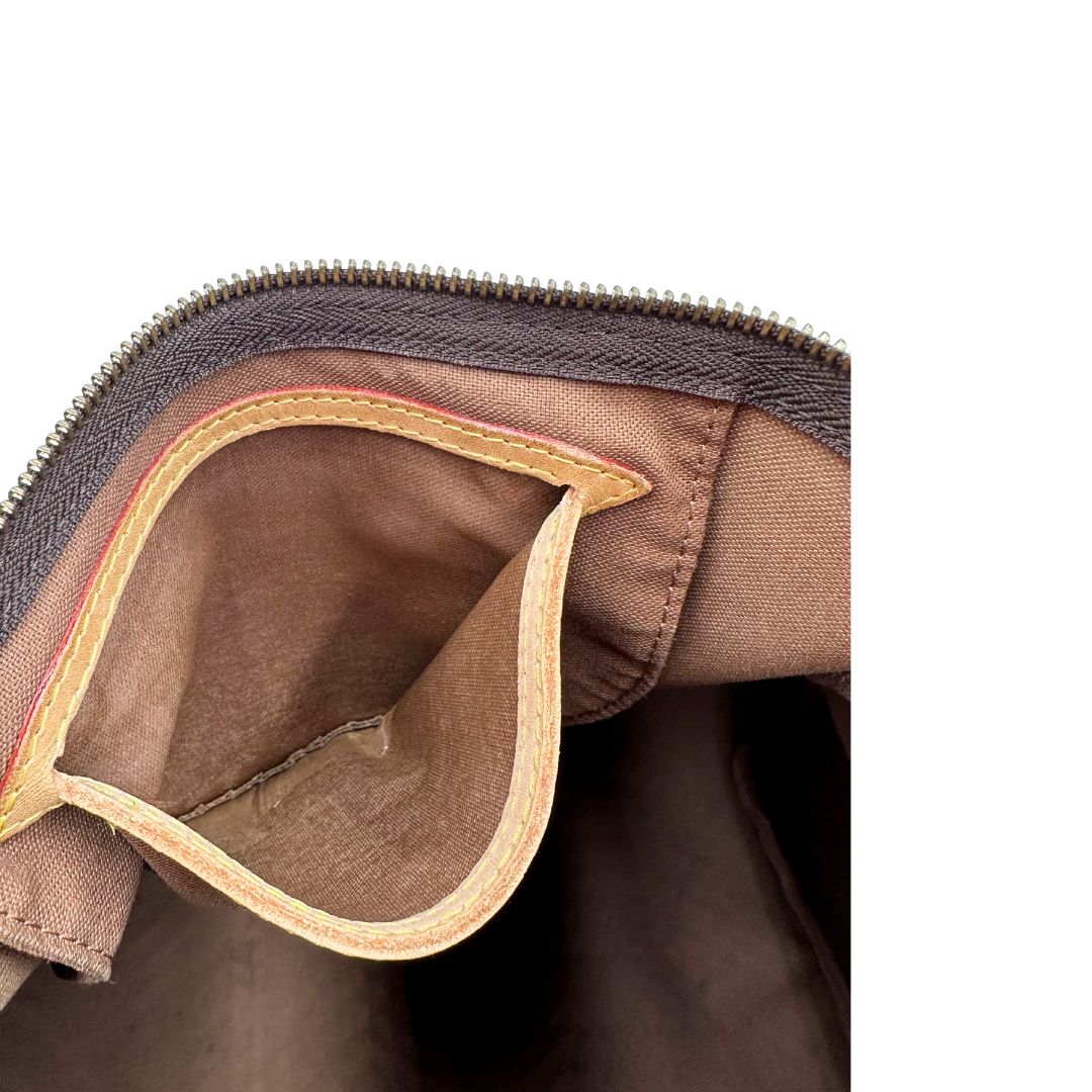 Tasca di una Borsa Louis Vuitton in canvas marrone monogram con finiture in vacchetta naturale e parti metalliche dorate; munita di doppi manici stondati. Originale, usato, di lusso, in ottime condizioni.