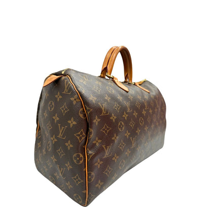 Lato destro di una Borsa Louis Vuitton in canvas marrone monogram con finiture in vacchetta naturale e parti metalliche dorate; munita di doppi manici stondati. Originale, usato, di lusso, in ottime condizioni.
