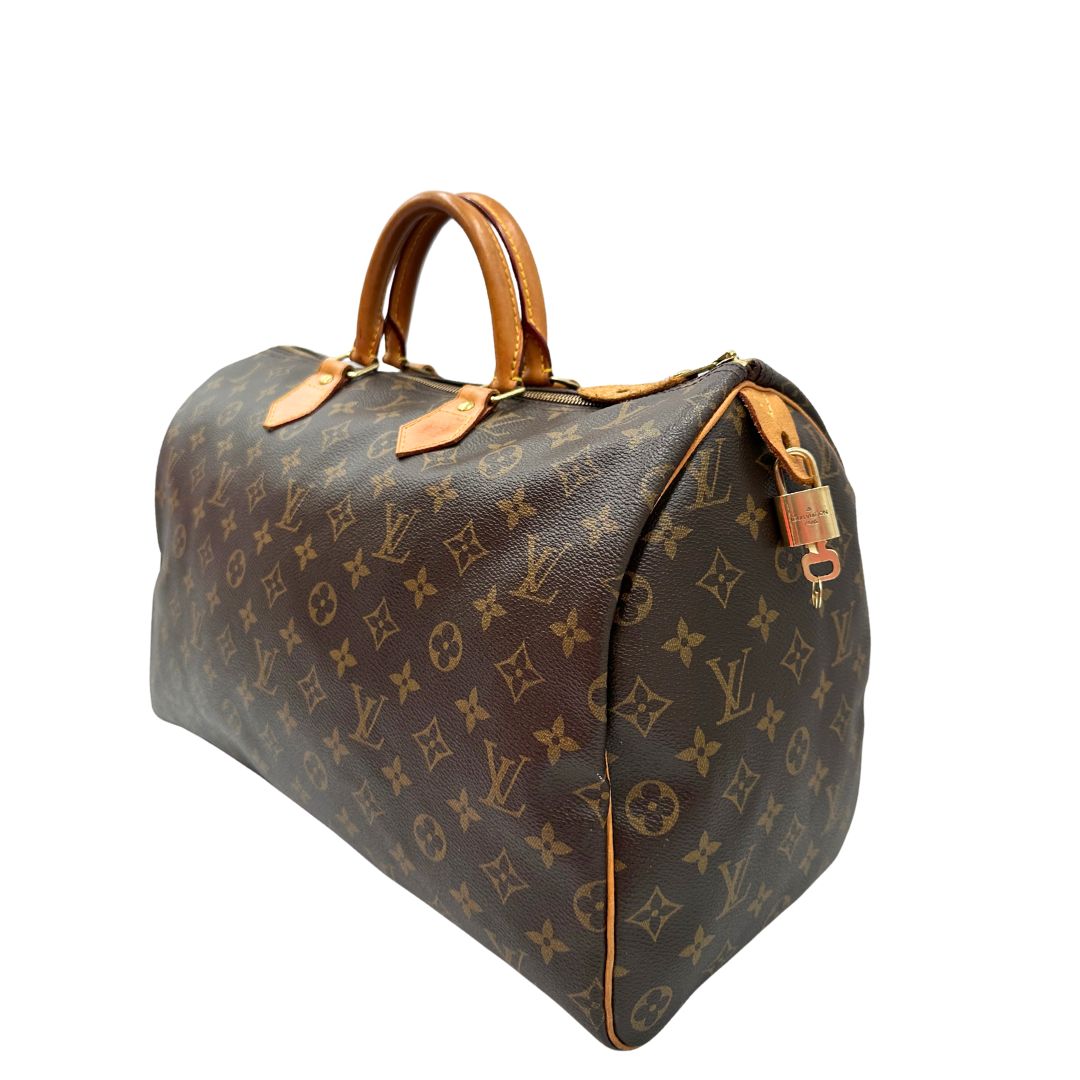 Lato sinistro di una Borsa Louis Vuitton in canvas marrone monogram con finiture in vacchetta naturale e parti metalliche dorate; munita di doppi manici stondati. Originale, usato, di lusso, in ottime condizioni.