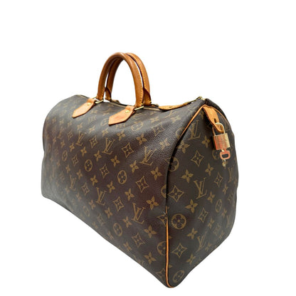Lato sinistro di una Borsa Louis Vuitton in canvas marrone monogram con finiture in vacchetta naturale e parti metalliche dorate; munita di doppi manici stondati. Originale, usato, di lusso, in ottime condizioni.