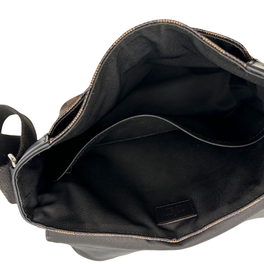 interno Borsa Louis Vuitton in canvas Damier Ébène marrone con parti metalliche dorate e finiture in pelle testa di moro; munita di una tracolla in tessuto regolabile. Completa di scatola, di lusso, originale, usata. 