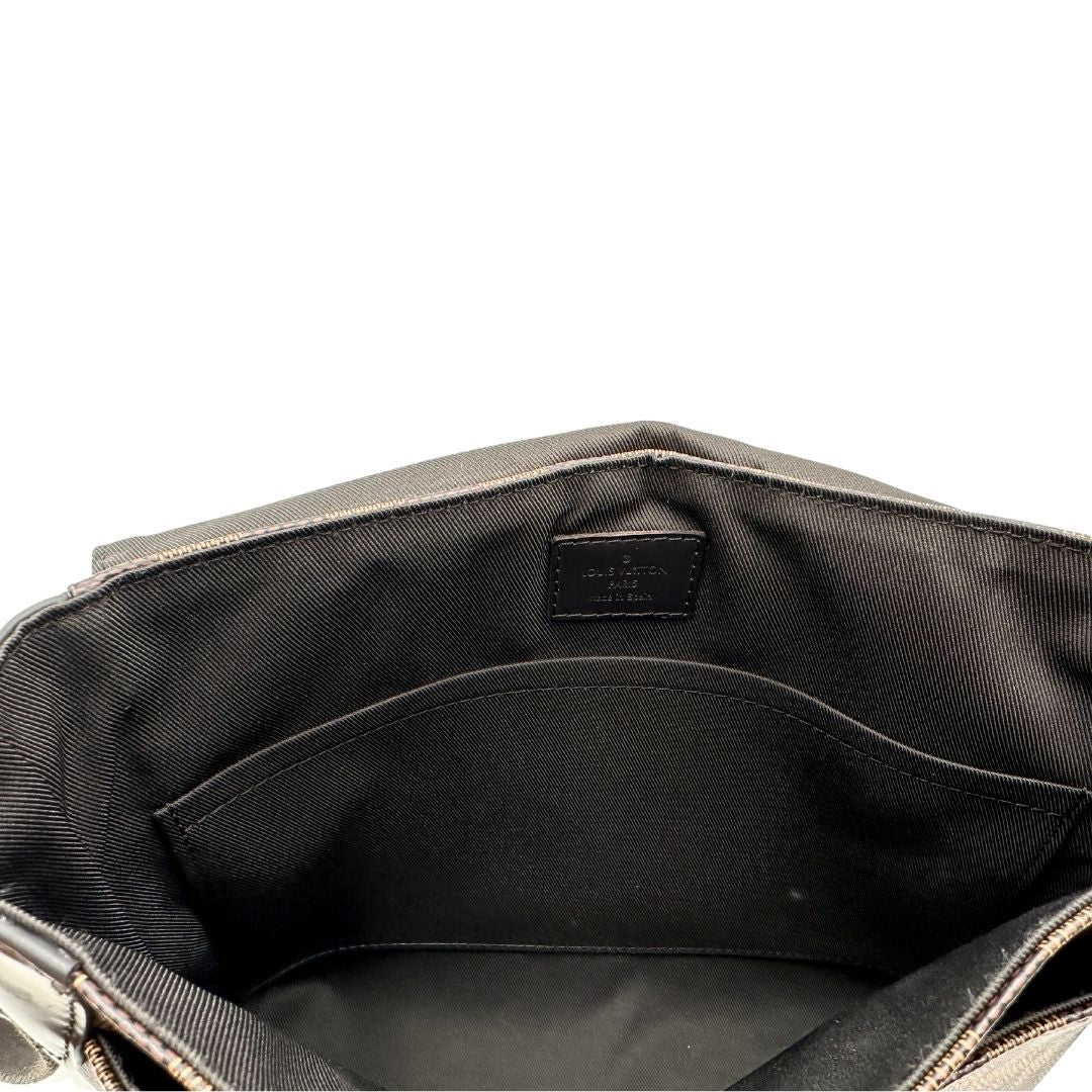 interno Borsa Louis Vuitton in canvas Damier Ébène marrone con parti metalliche dorate e finiture in pelle testa di moro; munita di una tracolla in tessuto regolabile. Completa di scatola, di lusso, originale, usata. 