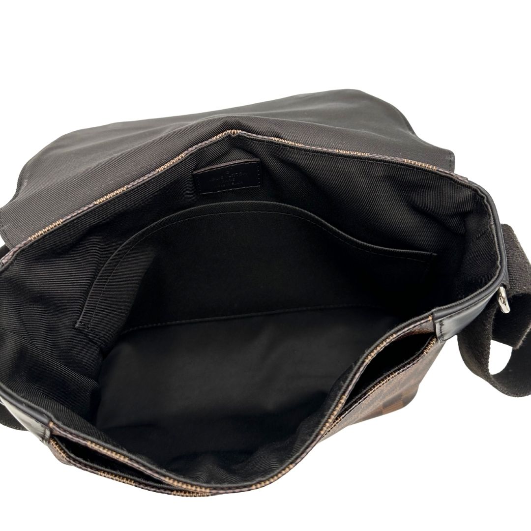 interno Borsa Louis Vuitton in canvas Damier Ébène marrone con parti metalliche dorate e finiture in pelle testa di moro; munita di una tracolla in tessuto regolabile. Completa di scatola, di lusso, originale, usata. 