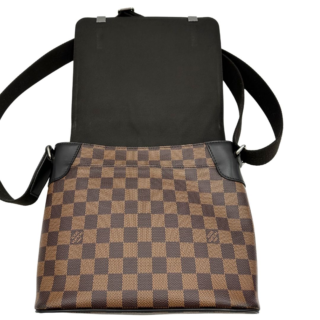 interno Borsa Louis Vuitton in canvas Damier Ébène marrone con parti metalliche dorate e finiture in pelle testa di moro; munita di una tracolla in tessuto regolabile. Completa di scatola, di lusso, originale, usata. 