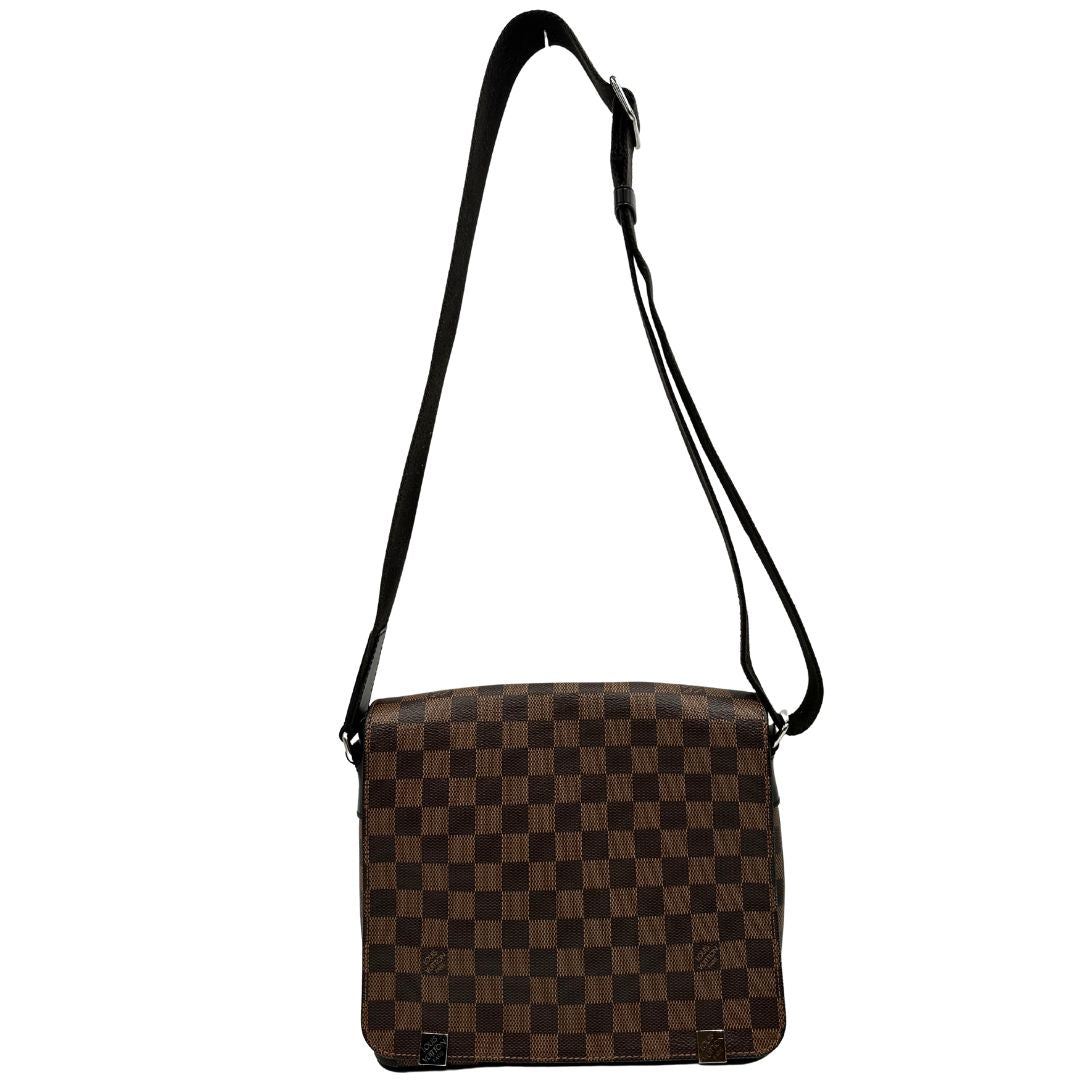 front Borsa Louis Vuitton in canvas Damier Ébène marrone con parti metalliche dorate e finiture in pelle testa di moro; munita di una tracolla in tessuto regolabile. Completa di scatola, di lusso, originale, usata. 
