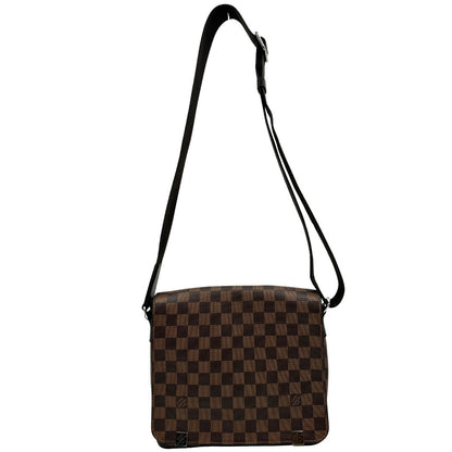 front Borsa Louis Vuitton in canvas Damier Ébène marrone con parti metalliche dorate e finiture in pelle testa di moro; munita di una tracolla in tessuto regolabile. Completa di scatola, di lusso, originale, usata. 