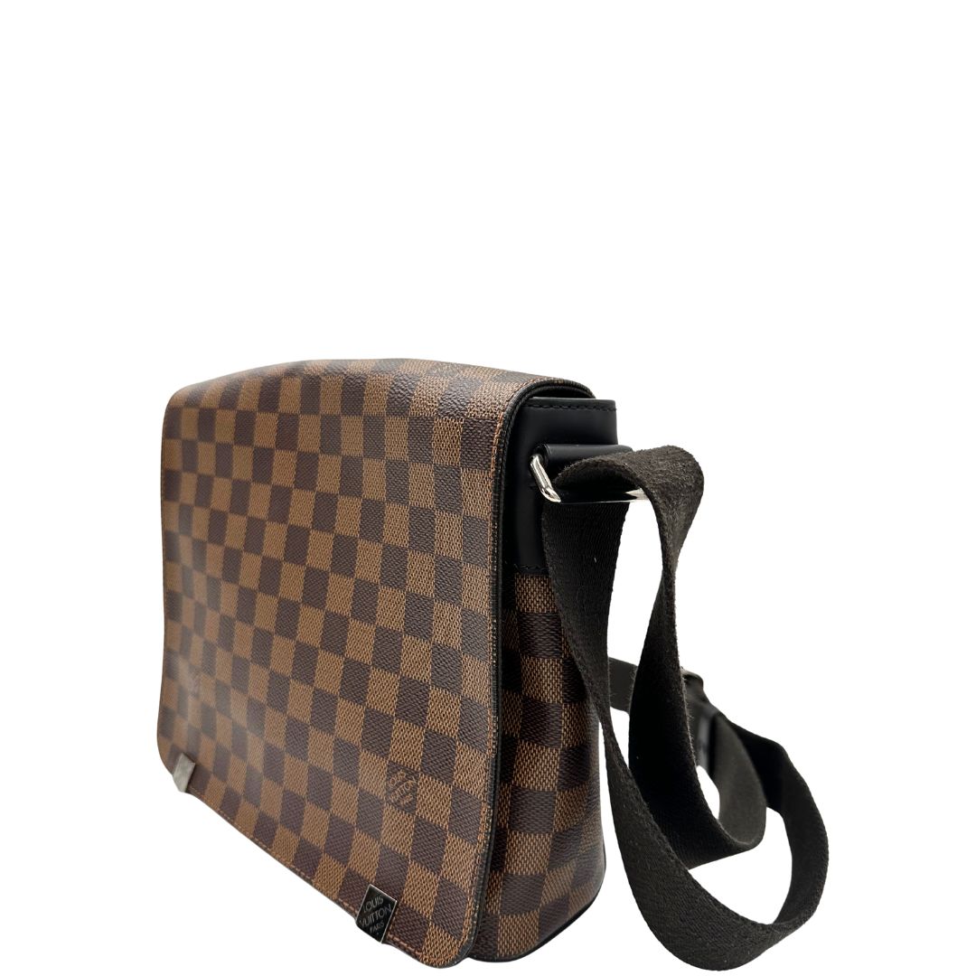 lato Borsa Louis Vuitton in canvas Damier Ébène marrone con parti metalliche dorate e finiture in pelle testa di moro; munita di una tracolla in tessuto regolabile. Completa di scatola, di lusso, originale, usata. 