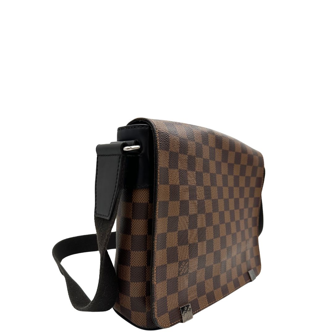 lato Borsa Louis Vuitton in canvas Damier Ébène marrone con parti metalliche dorate e finiture in pelle testa di moro; munita di una tracolla in tessuto regolabile. Completa di scatola, di lusso, originale, usata. 