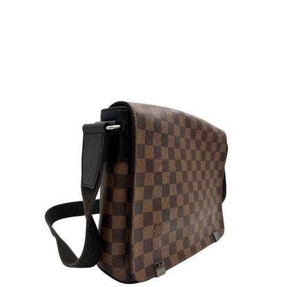 lato Borsa Louis Vuitton in canvas Damier Ébène marrone con parti metalliche dorate e finiture in pelle testa di moro; munita di una tracolla in tessuto regolabile. Completa di scatola, di lusso, originale, usata. 