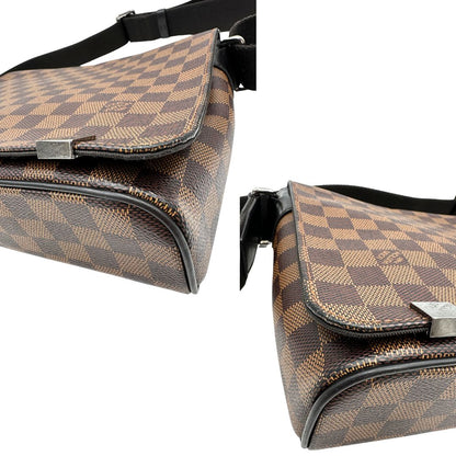 angoli Borsa Louis Vuitton in canvas Damier Ébène marrone con parti metalliche dorate e finiture in pelle testa di moro; munita di una tracolla in tessuto regolabile. Completa di scatola, di lusso, originale, usata. 