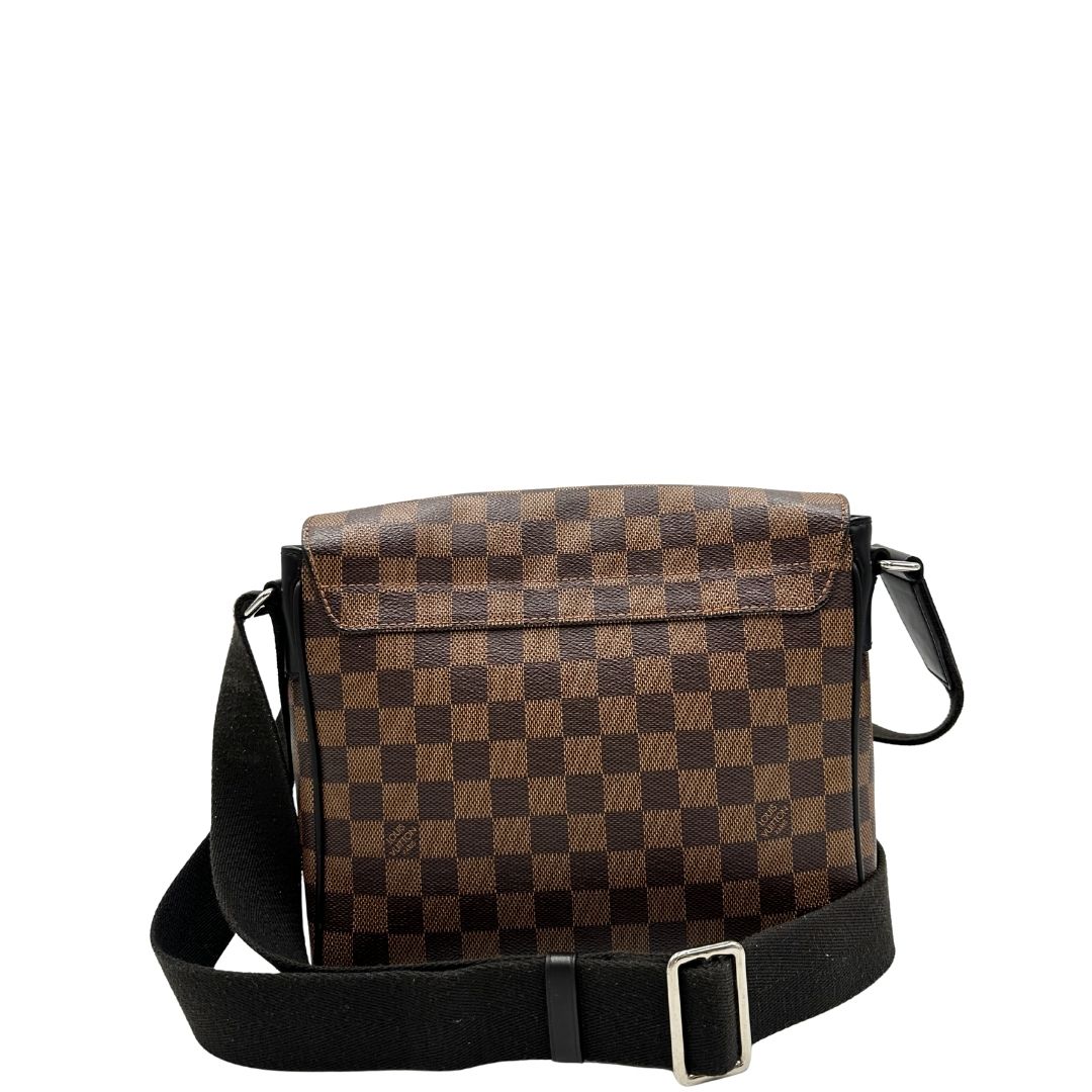 retro Borsa Louis Vuitton in canvas Damier Ébène marrone con parti metalliche dorate e finiture in pelle testa di moro; munita di una tracolla in tessuto regolabile. Completa di scatola, di lusso, originale, usata. 