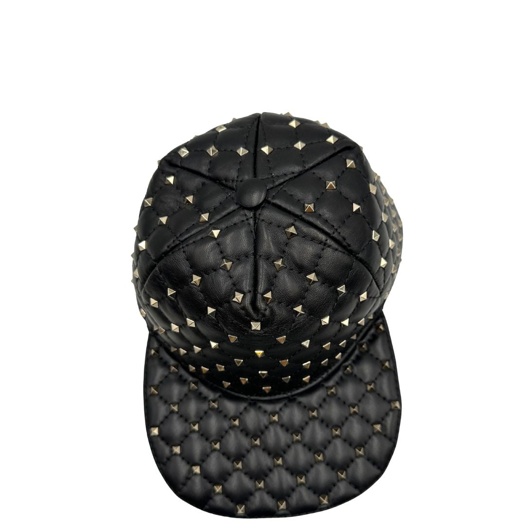 front Cappello Valentino Garavani in pelle nera ricoperto da borchie oro chiaro. Munito di cartellino, di lusso, originale, eccellenti condizioni. 