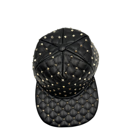 front Cappello Valentino Garavani in pelle nera ricoperto da borchie oro chiaro. Munito di cartellino, di lusso, originale, eccellenti condizioni. 