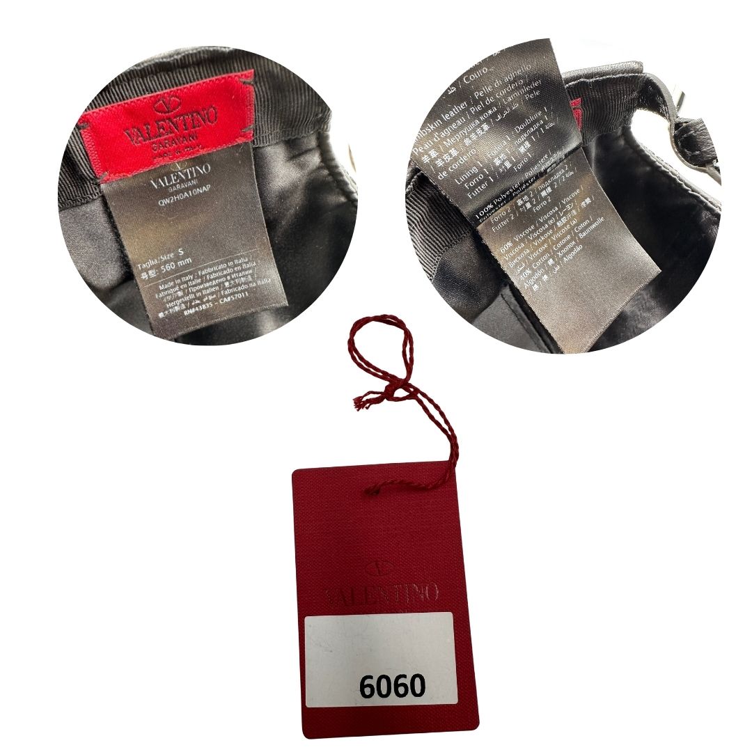 Cappello Valentino Garavani in pelle nera ricoperto da borchie oro chiaro. Munito di cartellino, di lusso, originale, eccellenti condizioni.